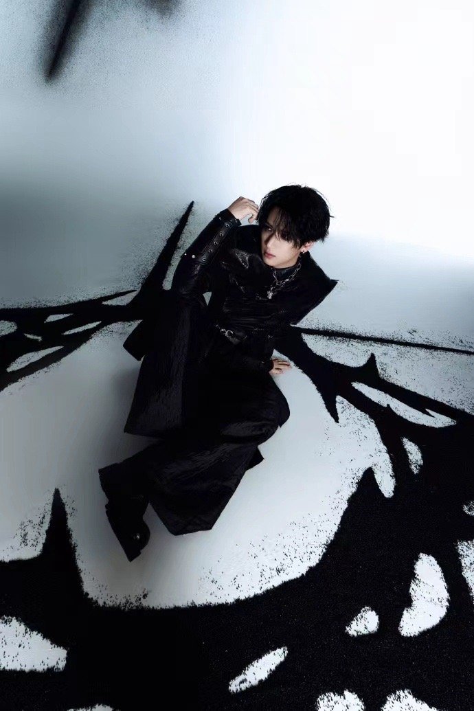 严浩翔立暗涌上冲破迷惘严浩翔加冠概念照 严浩翔加冠概念照，严浩翔立暗涌上冲破迷惘