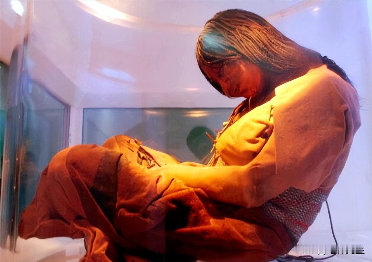 1995年，德国一个考古专家，在海拔6700米的山峰上发现一个冰室，里面竟然坐着