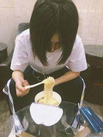 阚清子又吃上泡面了哈哈哈哈阚清子泡面执念刻进DNA了！一边认真减肥自律逆袭，一边