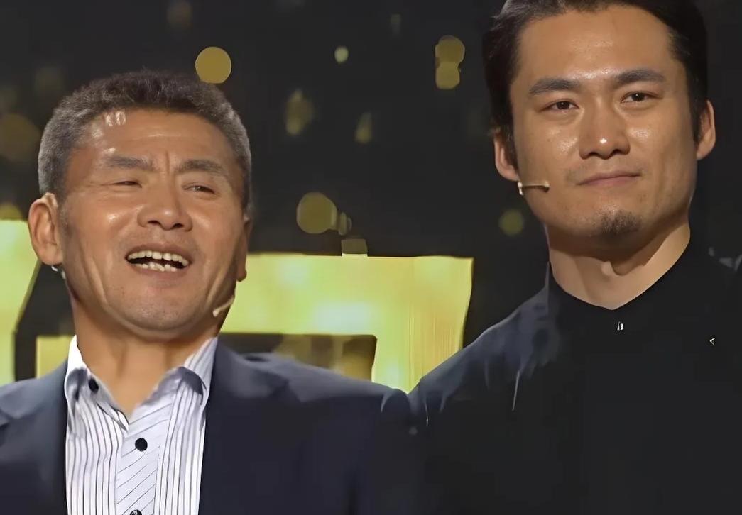 却没钱继续读书。他哭着跪在校长面前，苦苦祈求：“您供我读书吧。”没想到，校长当场