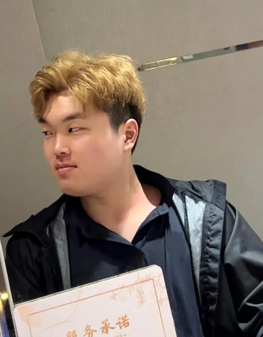 记得上次世界赛就有一个人染了满头红发，结果就是第一个游回来的！abin这头黄发可