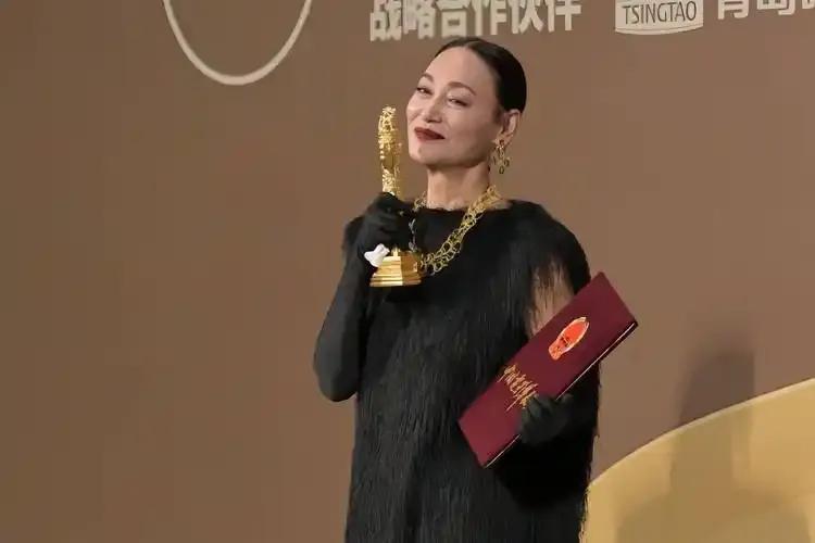 惠英红：45年淬火终铸华表荣光

65岁的惠英红凭《我爱你!》中空巢老人李慧如一