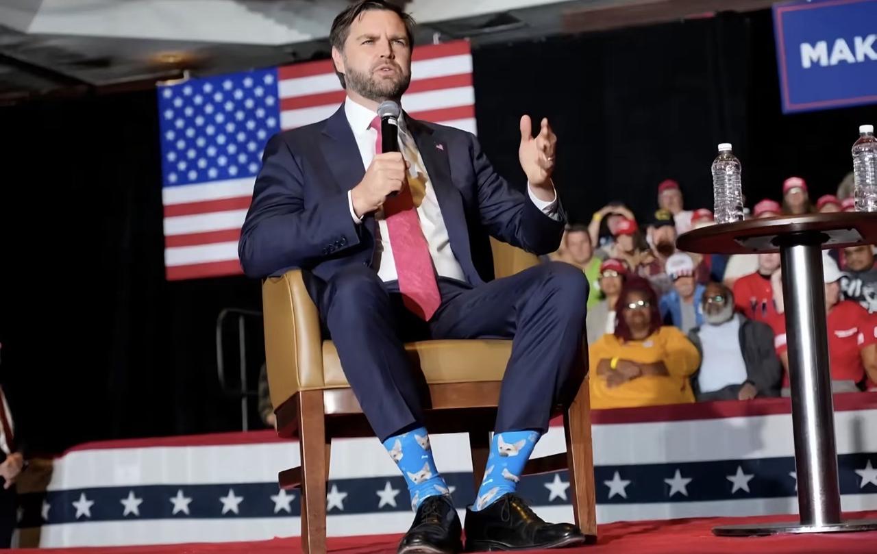 万斯一句话，算是把美国人的底裤给扒了个干净！

他说两岸真统一了，美国经济得掉层