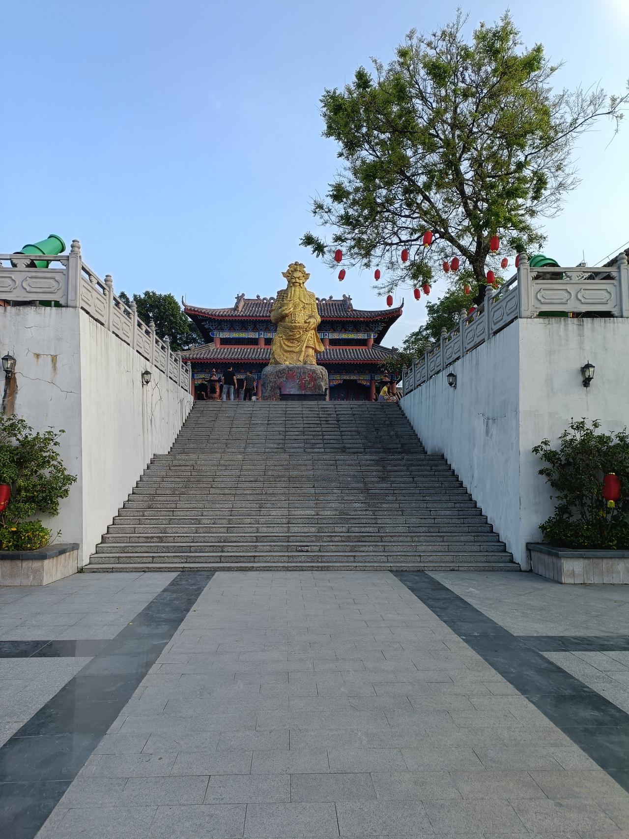 之前刷到有人说找广西最大的财神爷找错了地方，跑了好几个商圈的网红打卡点都没见着，
