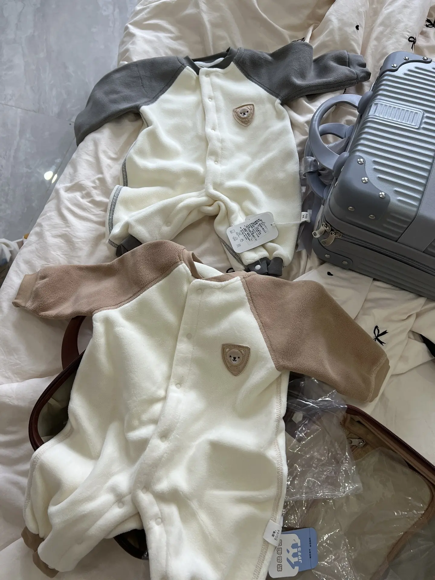 把儿子穿不了的衣服，都送给当地福利院的宝宝穿。