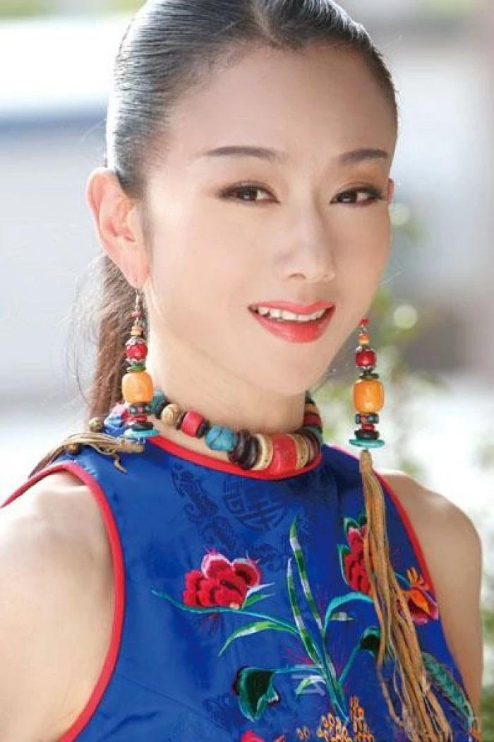 舞蹈家，杨丽萍说，针对网上的非议，我不会退缩，孔雀舞的改变，是一种进步，男演员不