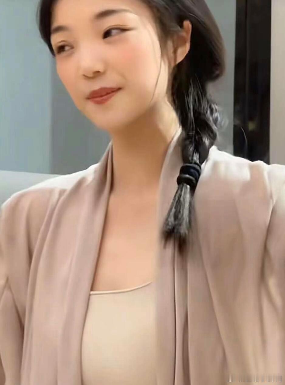 马拉松拉伸员小姐姐走红邯郸武安马拉松的拉伸小姐姐何许人也？最近邯郸武安马拉松的拉