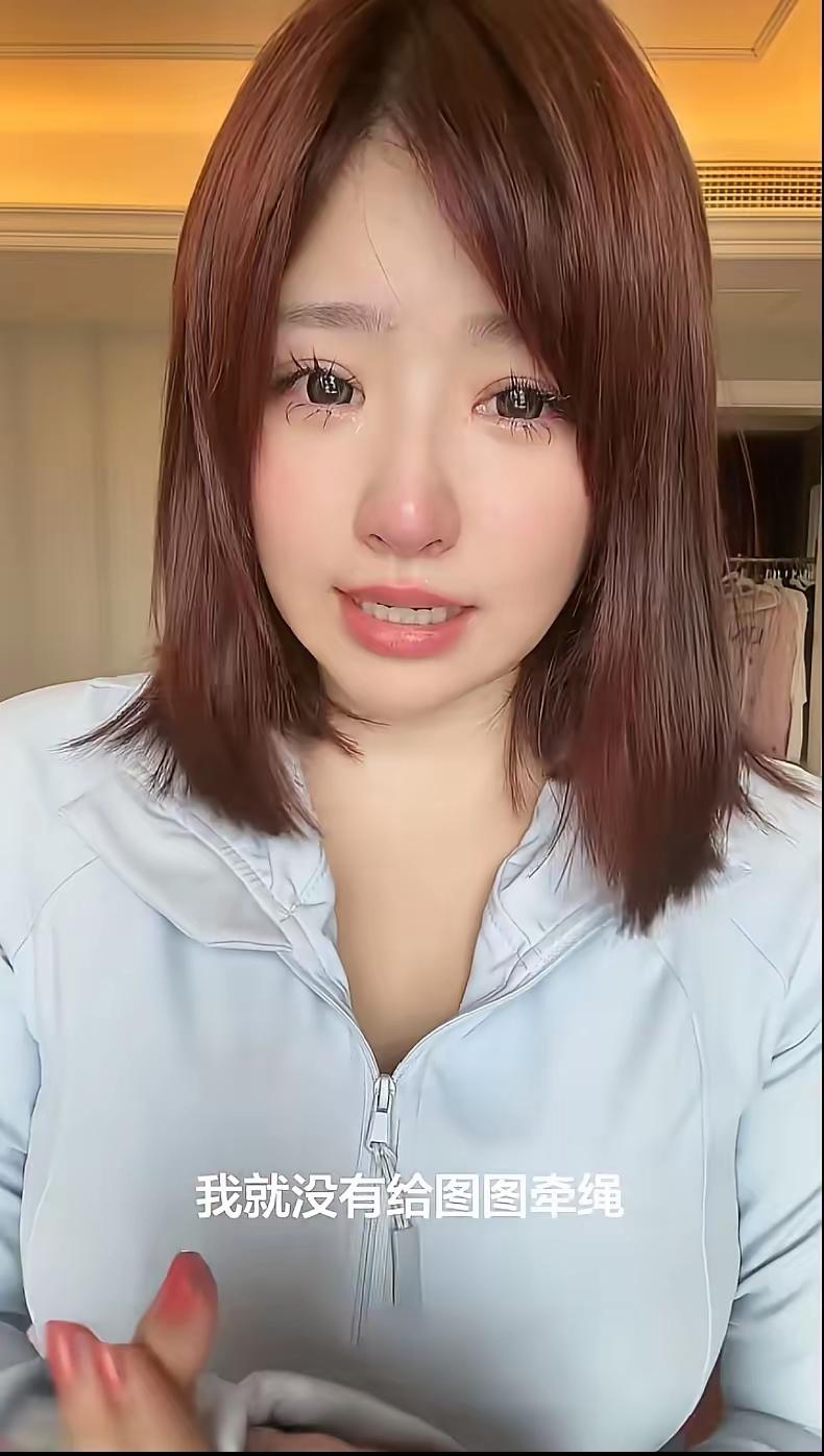 黄一鸣泪流满面的拍视频给网友道歉

原因是当天她的爱犬“小虎”去世了。
下楼接殡