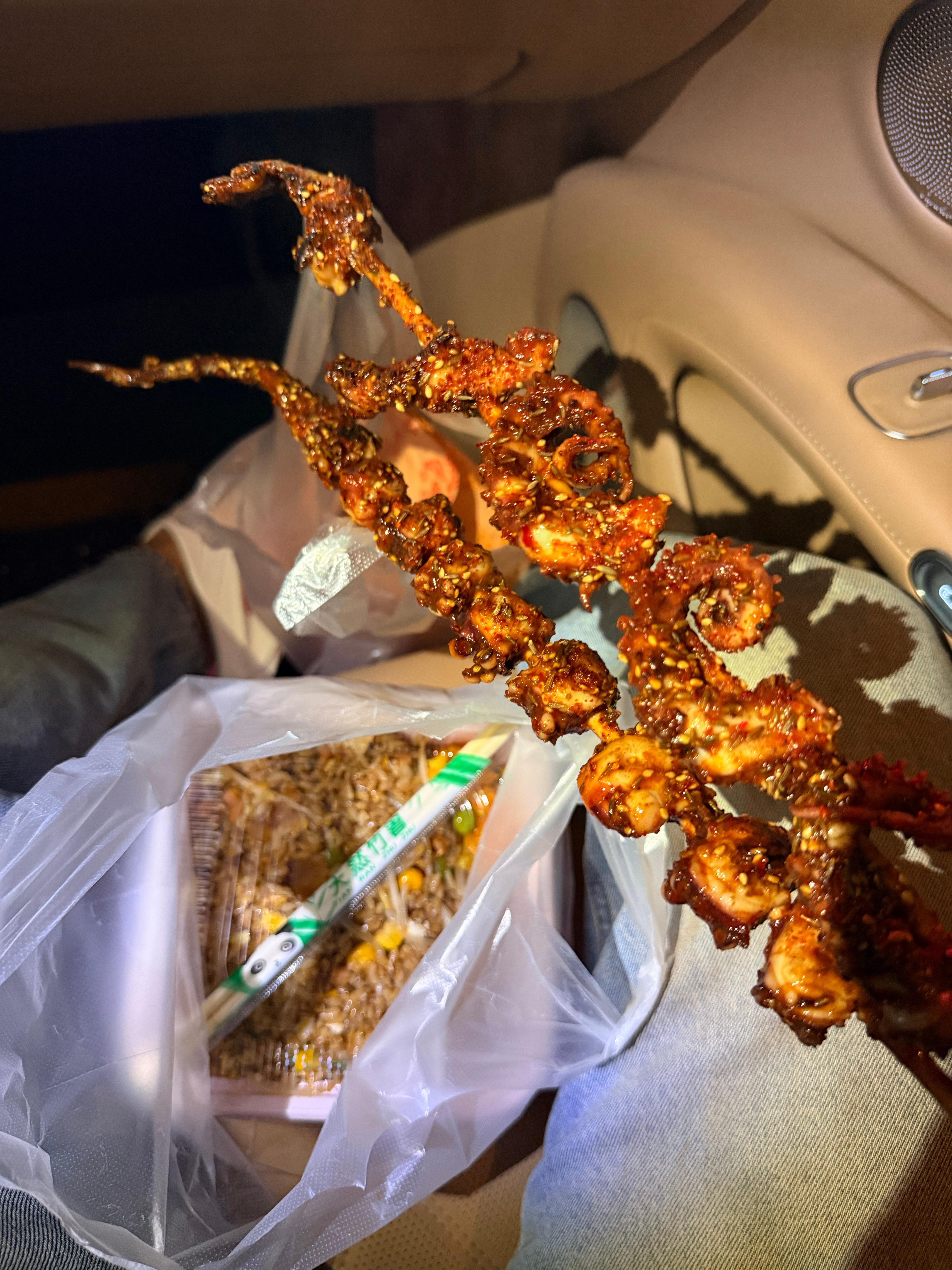 白天不按时吃饭，晚上按时吃夜宵这个鱿鱼我能吃30串，太好吃了 