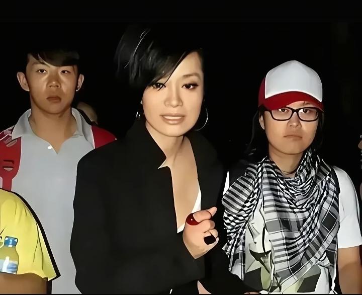 毛阿敏与一对儿女。