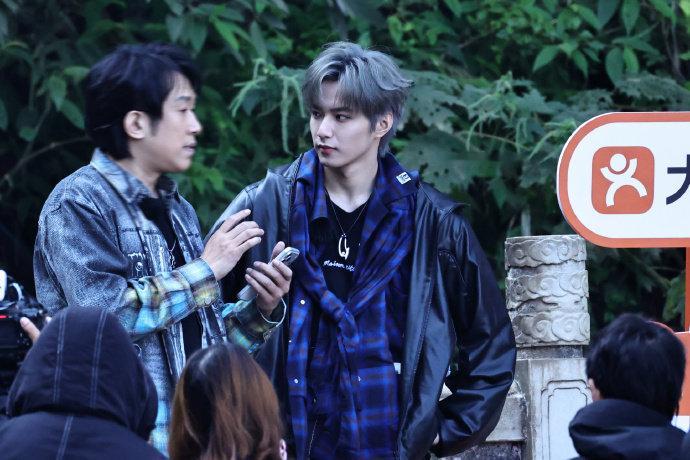 刘耀文银发皮衣Bking感，刘耀文于洋瀑布前合照，谁懂于洋老师也是很爱和我们耀文