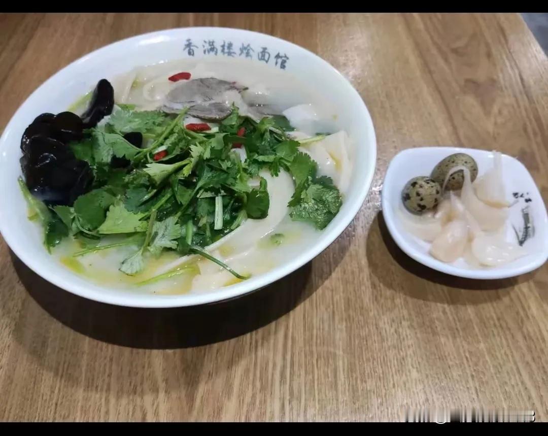 外地人到河南，吃什么？肯定是河南名吃。烩面，胡辣汤[呲牙]。河南本地人也是经常吃