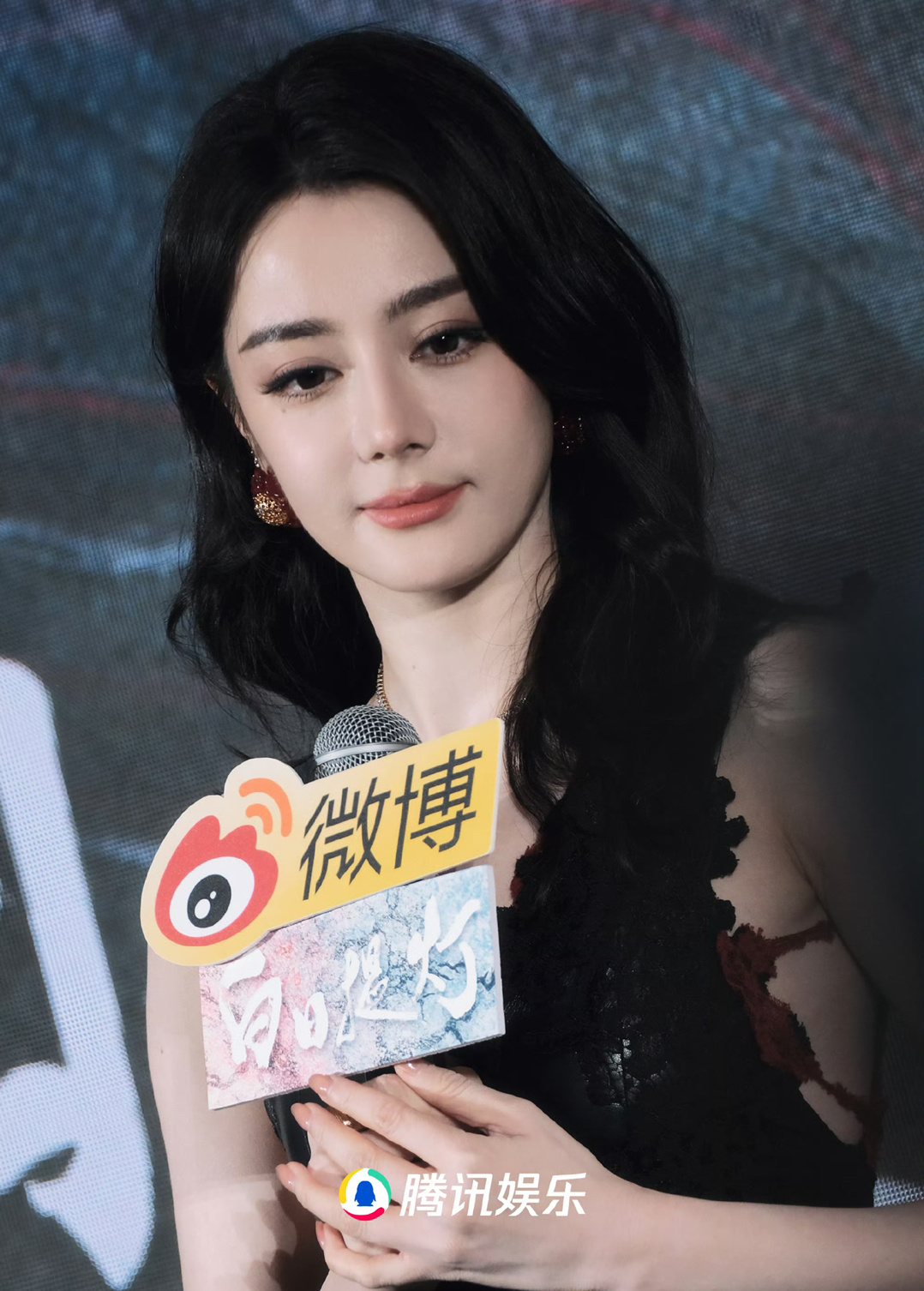 迪丽热巴白日提灯追剧团上怼脸生图直出了，来看看状态怎么样？