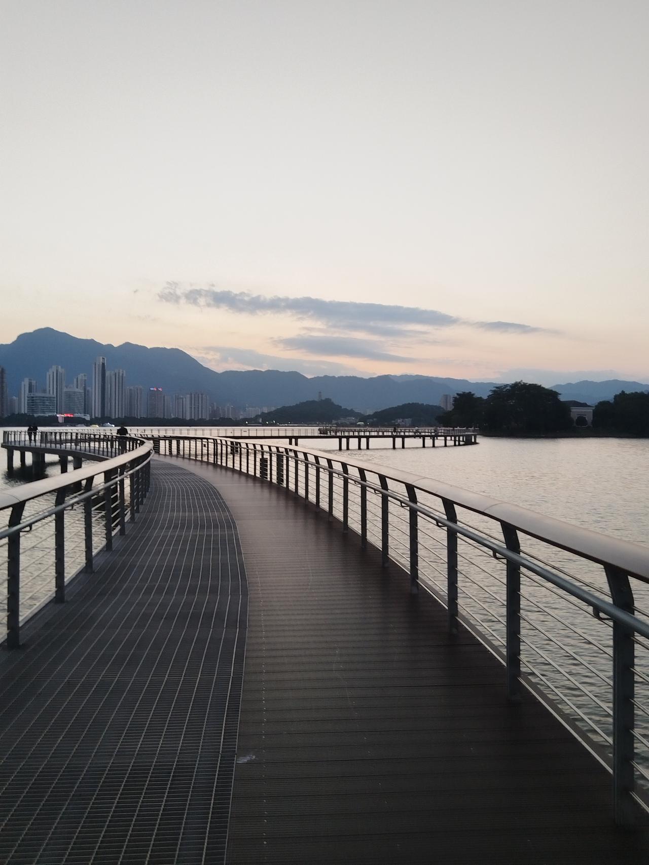 宁德北岸公园栈道怎么这么多山地车骑在栈道来？北岸看湖