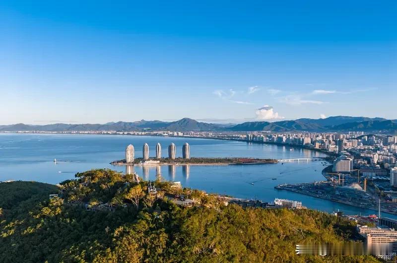 2025年，三亚、青岛、厦门等10个沿海文旅城市海景房成交均价同比下跌22%，这