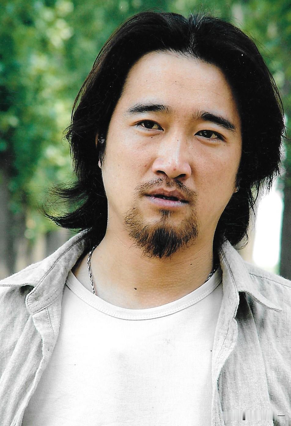 大家有没有觉得，

就演江自流这演员沈航，

明明看脸就是个群众演员的即视感可看