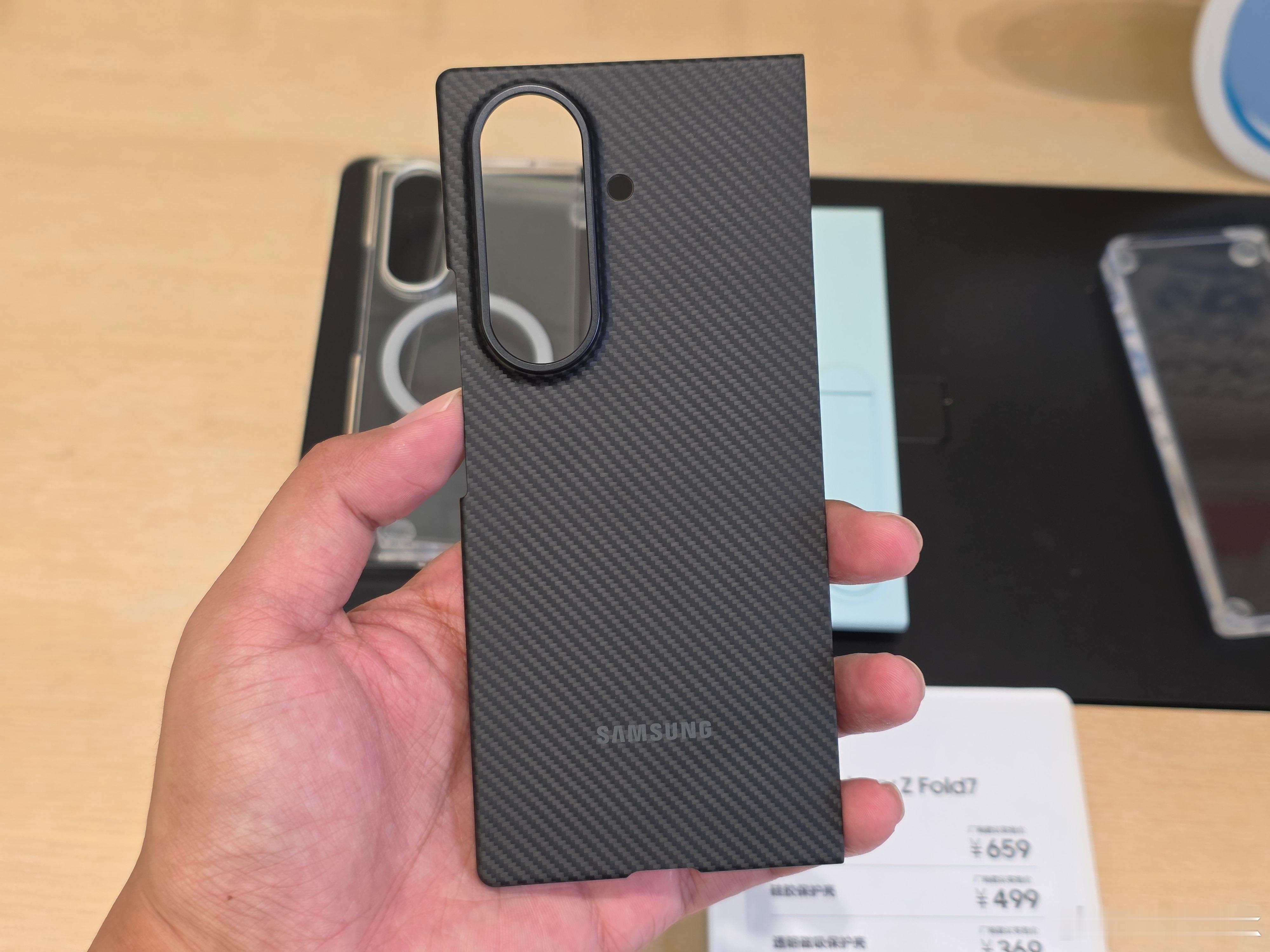 三星Galaxy Fold 7 这个原厂凯夫拉壳子真的太薄了，第一次见这么薄的手