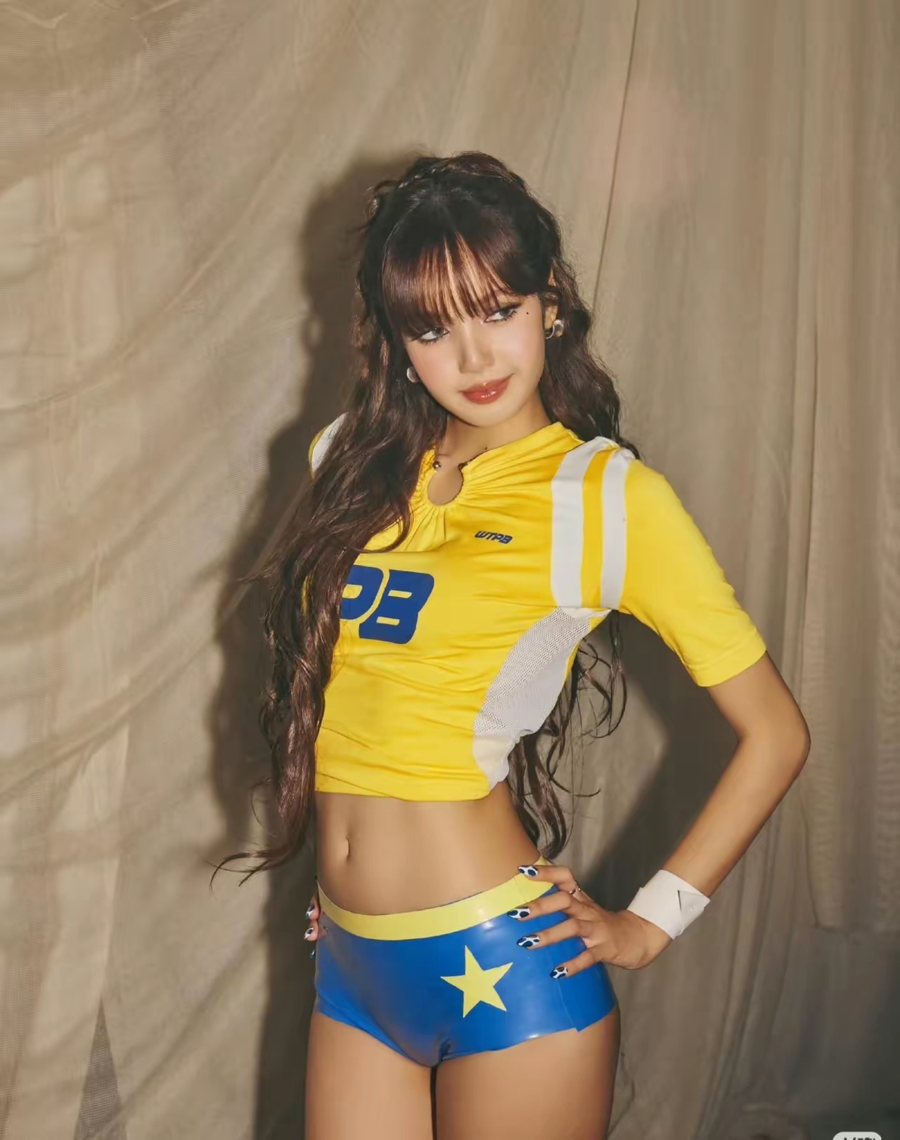 韩国网友批Lisa世界杯开幕式歌曲低俗上班暂停，去看lisa的世界杯开幕式表演听