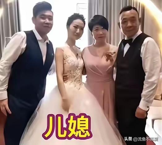 胖东来于东来那儿媳终于露面了！颜值是真能打，最绝的是跟婆婆马丽简直太像了，简直像