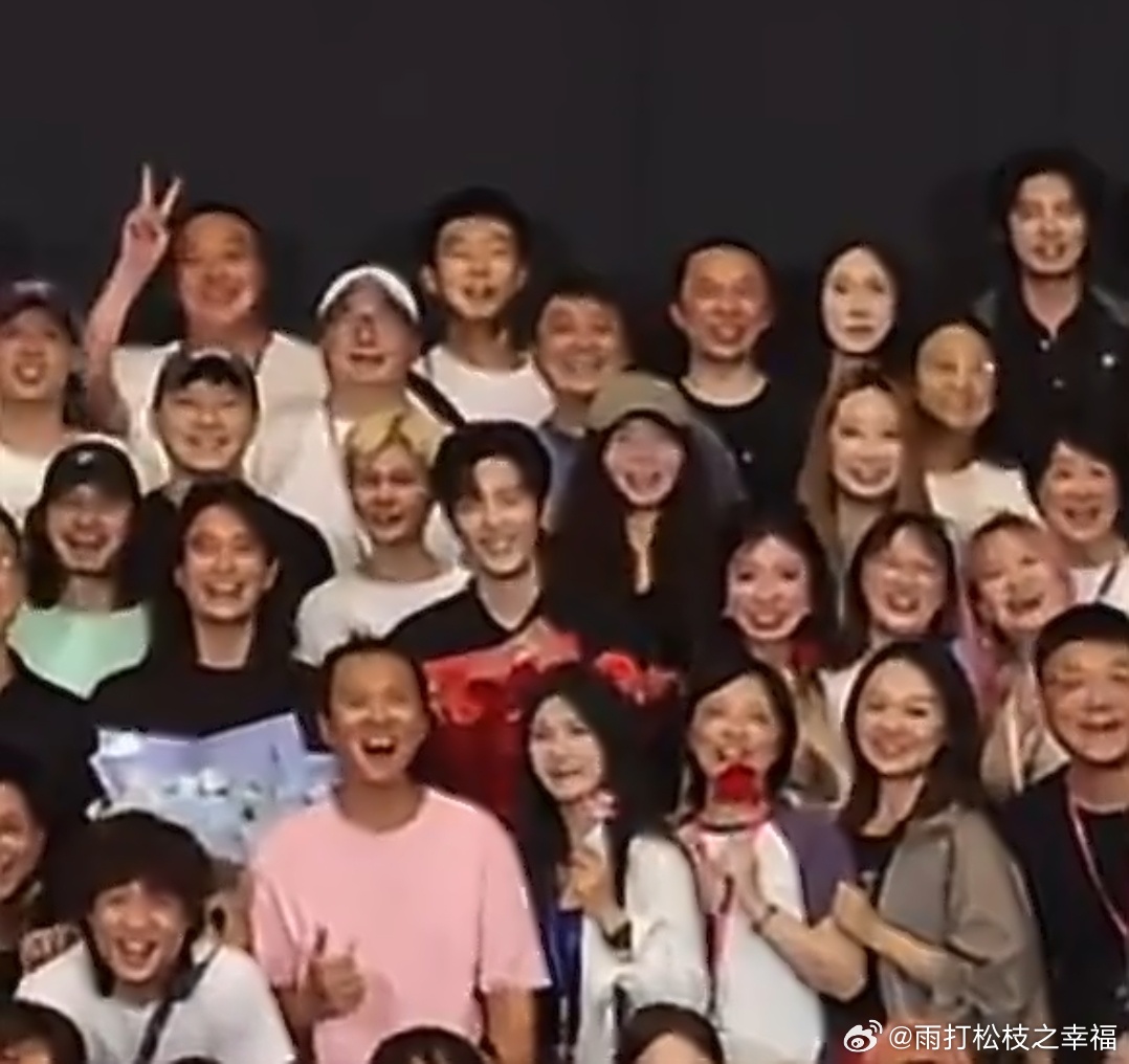 肖战听到粉丝合照喊茄子的反应肖战南京演唱会大合照环节，粉丝合照时齐声喊茄子，他先