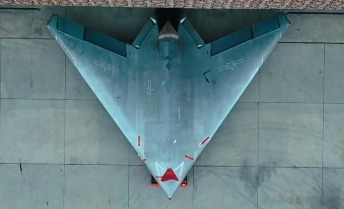 11月11日，一架从未在实战部署中公开亮相的隐身无人机，悄然登场，瞬间震撼全球。