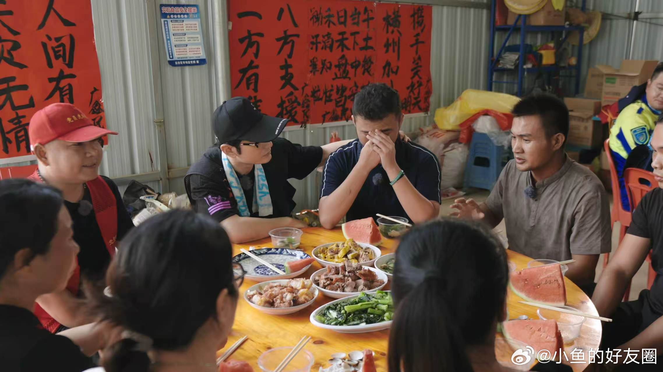 黄晓明为广西救灾志愿者买菜做饭退伍军人参与救灾称若有战召必回 晓明哥拎俩车货钻进
