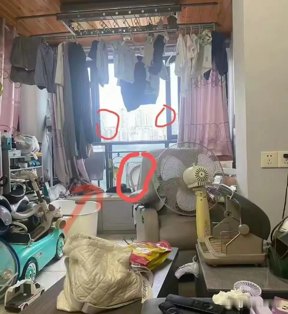 这是重庆2岁幼童坠楼的家里照片，

明眼人一眼就能看出来，

这个家的装修对2岁