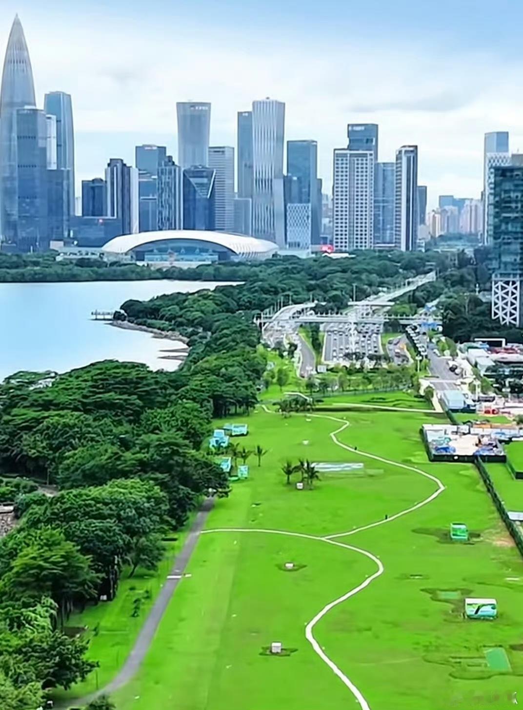 【城市之光：深圳60岁不限户籍免费坐地铁】
   深圳是全国少数对60周岁及以上