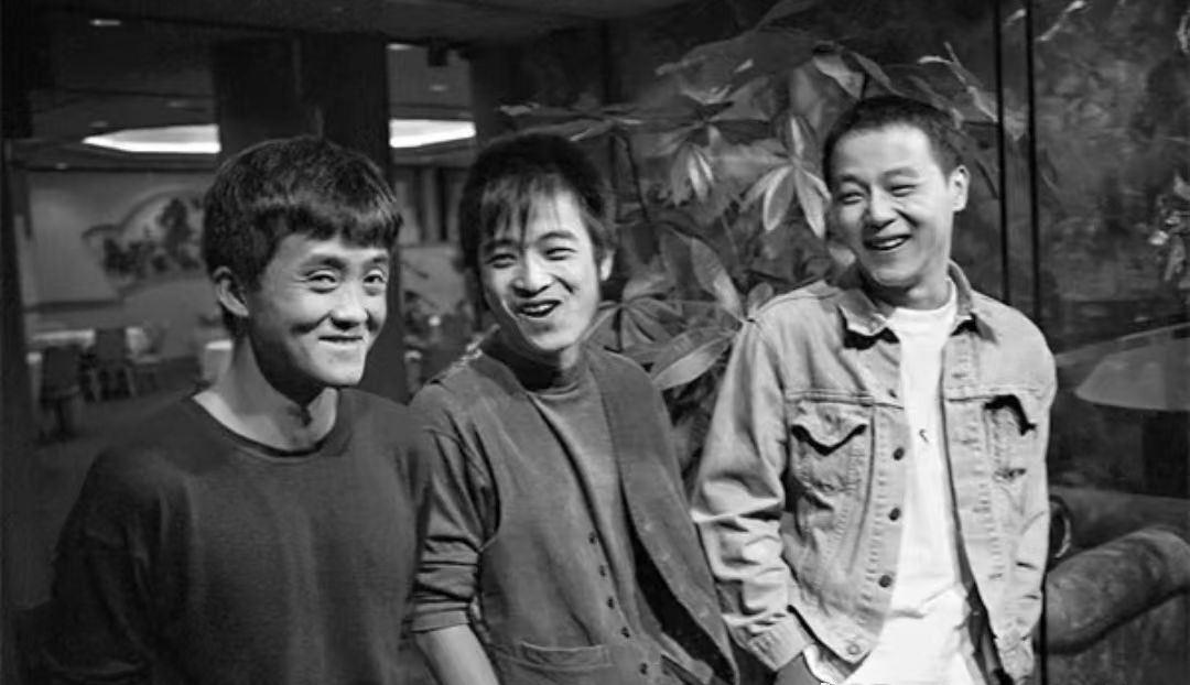 张楚:外界都说，我们三个，一个死了，一个疯了，一个成仙了。
何勇:我哪是疯，我只