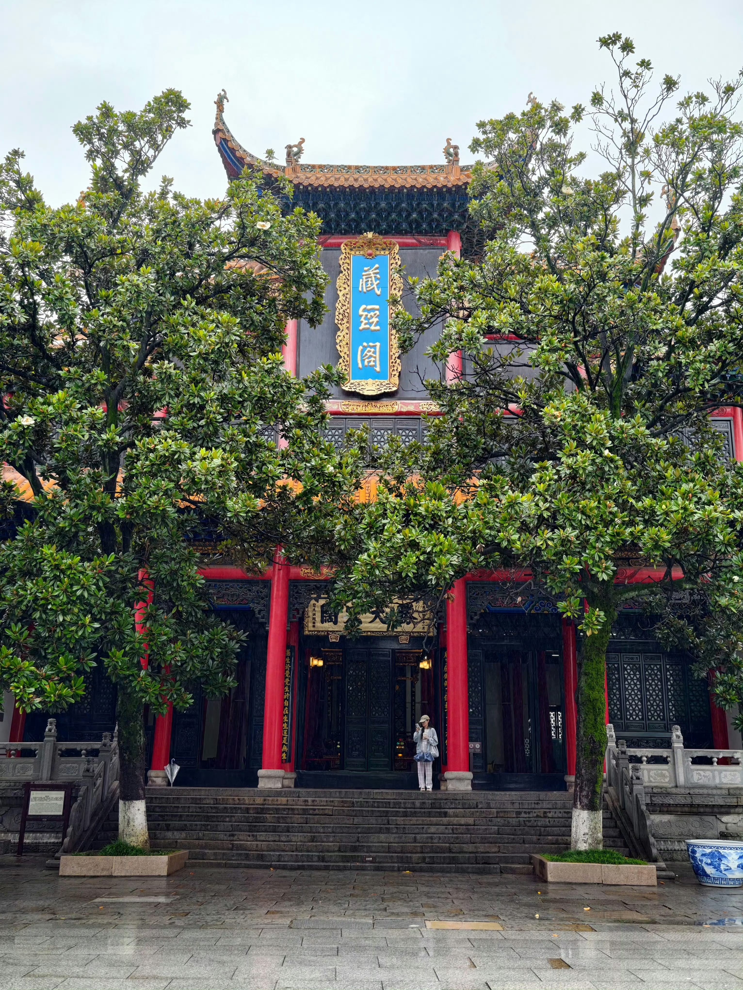 下雨天的武汉归元寺独具韵味细雨浸润古寺红墙飞檐，草木添温润诗意。五百罗汉堂古朴静