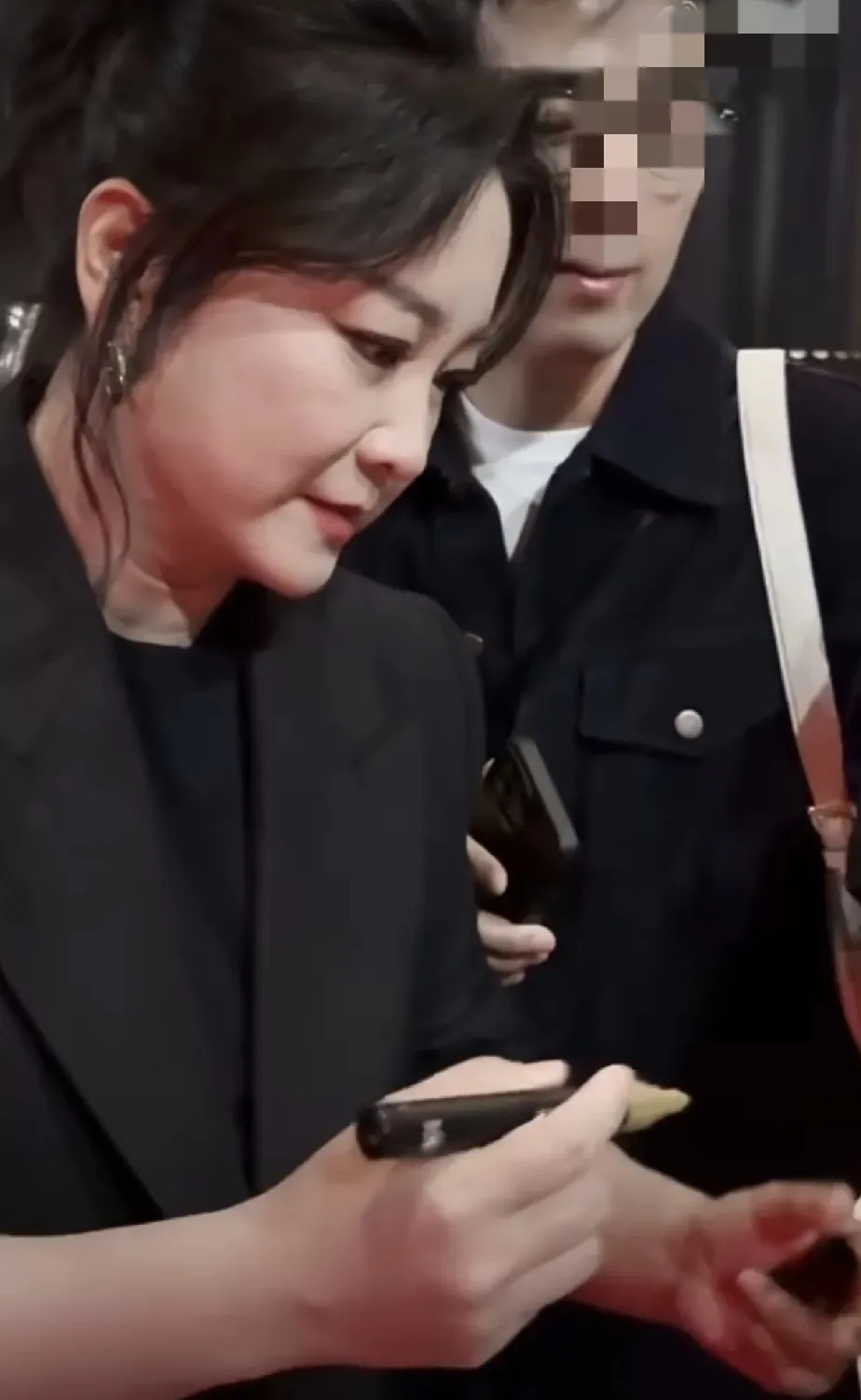 贾玲现在实际的状态是这样的！可以看出来，基本上体重没怎么反弹，但是减肥之前前的痕