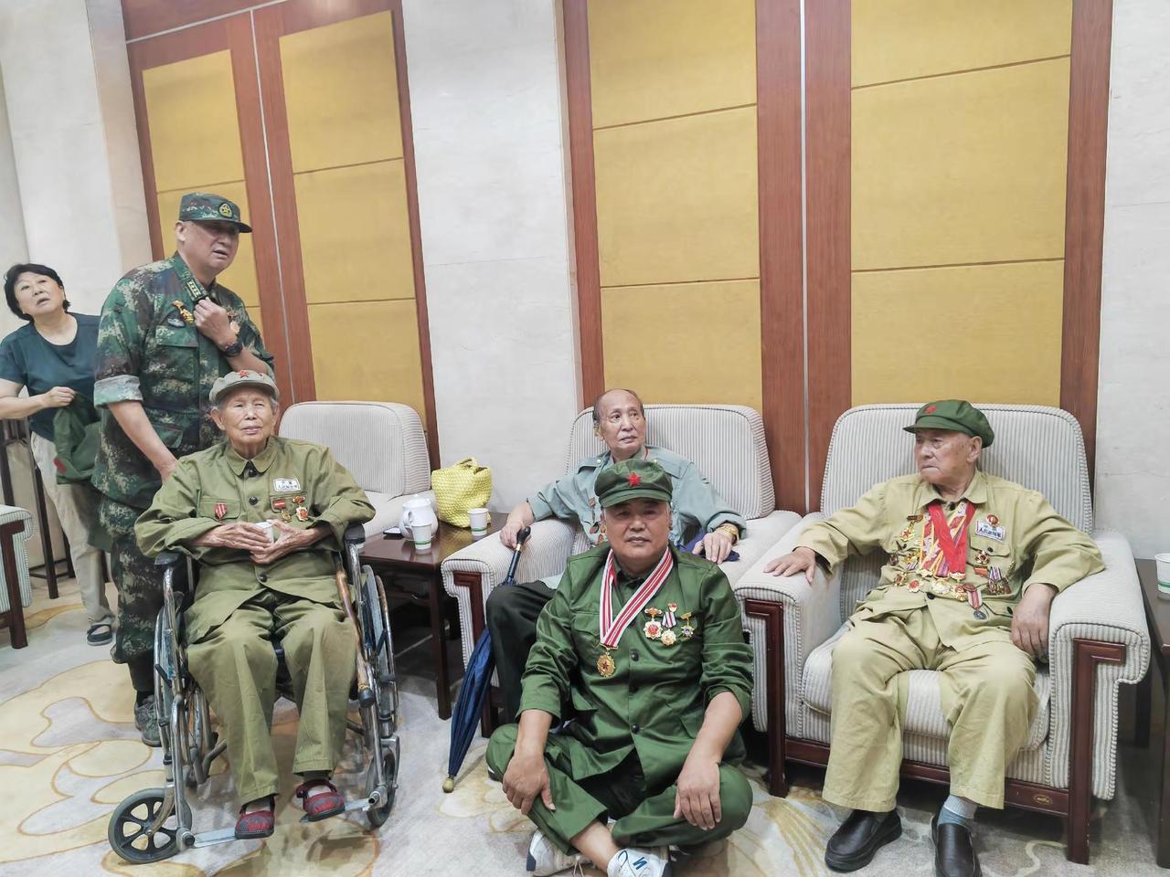 这是47军417团参战老兵和几位解放战争和抗美援朝的老兵一起合影，致敬！两代参战