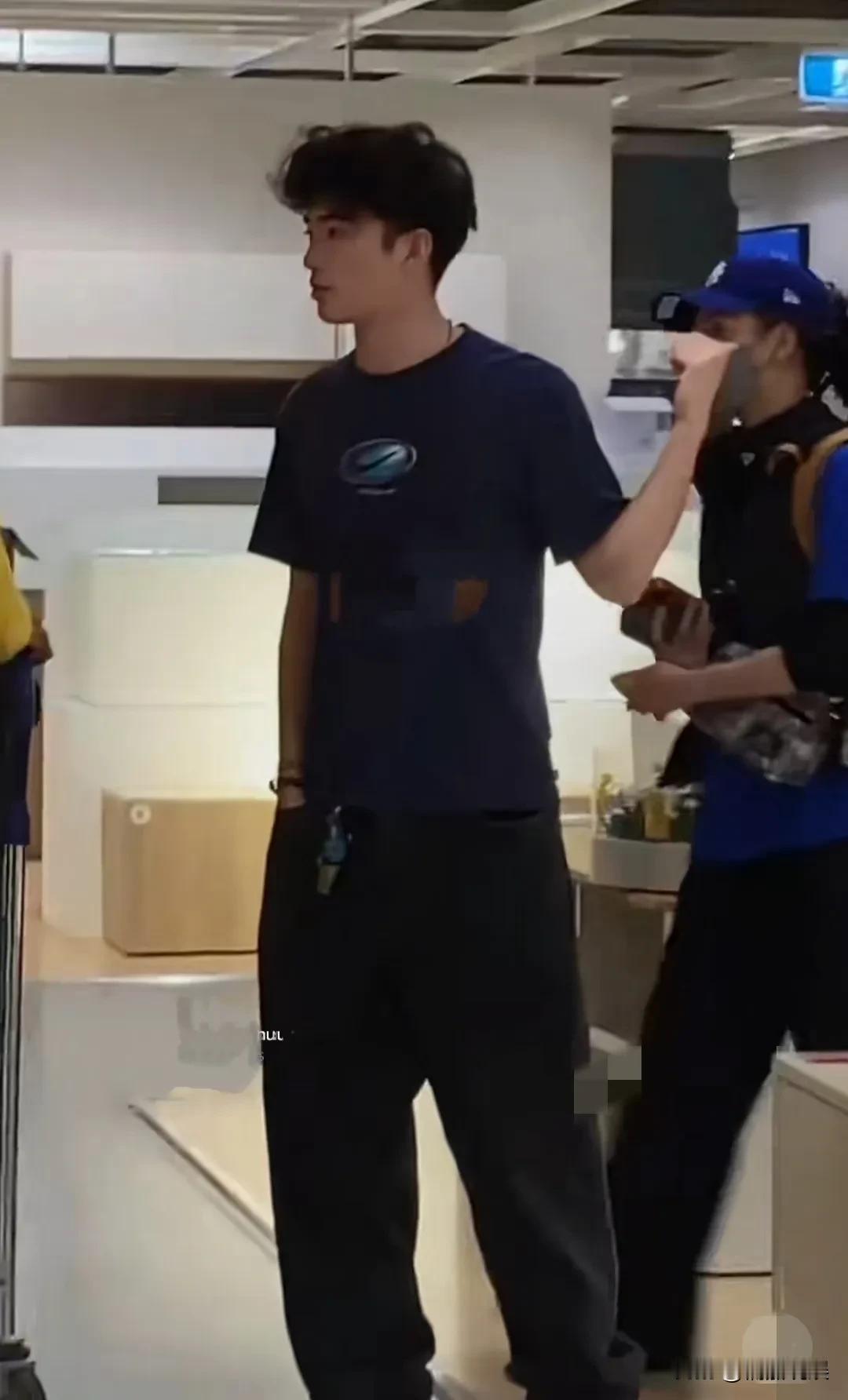 张柏芝去到澳洲陪大儿子，母子俩一起去商场购物。
张柏芝戴着棒球帽和口罩，又白又瘦