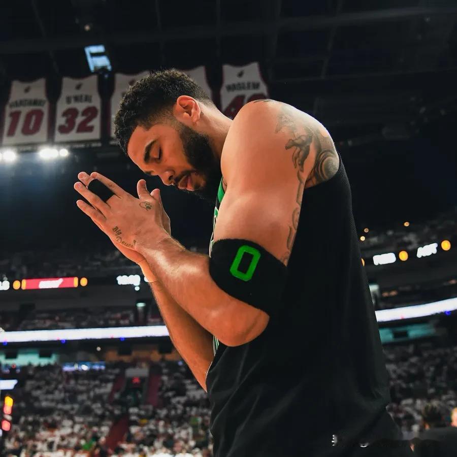 自2020/21赛季以来在季后赛中取得25分 - 10篮板 - 5助攻最多的球员