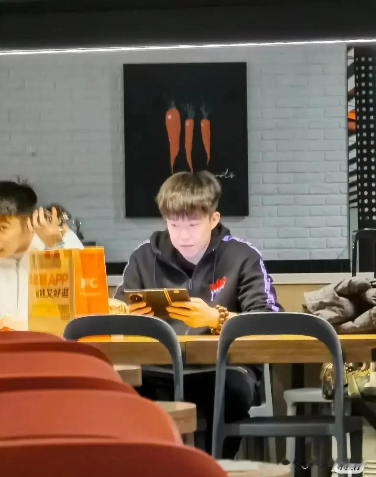 国乒出征亚洲乒乓球锦标赛，队员们在紧凑的行程下仍积极备战，他们面临着怎样的挑战又