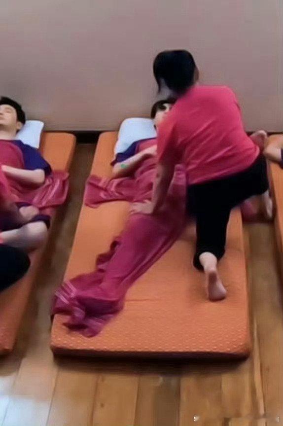 王俊凯这姿势把我腿掰断也做不到 看完王俊凯泰式按摩的片段，能够直观感受到动作的难