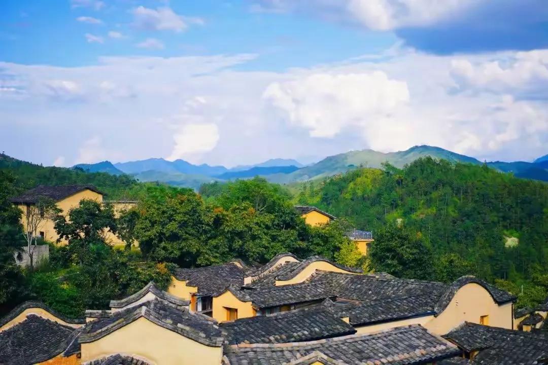 当下中国经济的核心矛盾可以精准概括为两点：工业化过剩、城市化过度透支。依靠粗放式