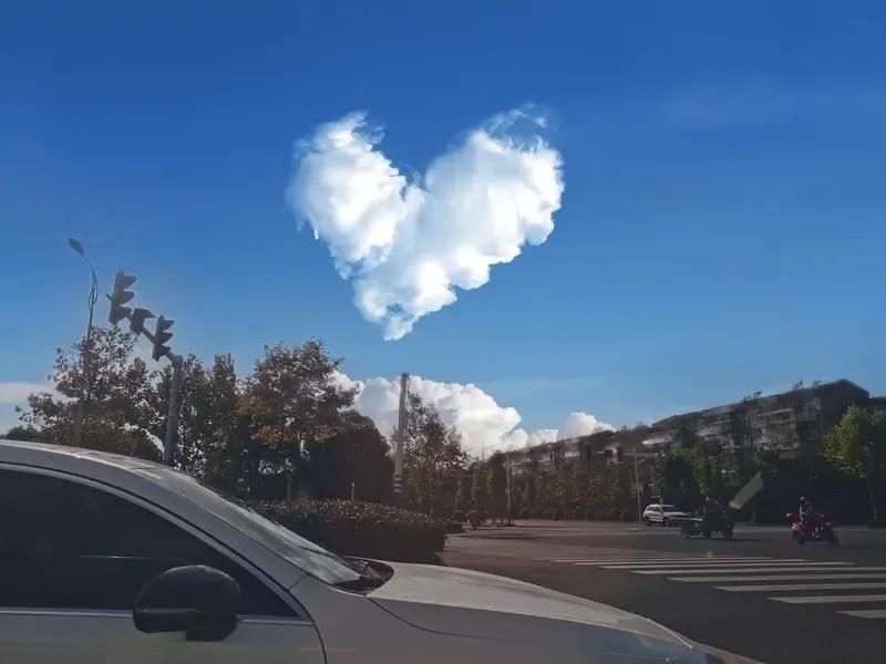 有她在时，眼里只有她。
她不在时，脑子里只有她。

看到她时，世界仿佛绚丽多彩了