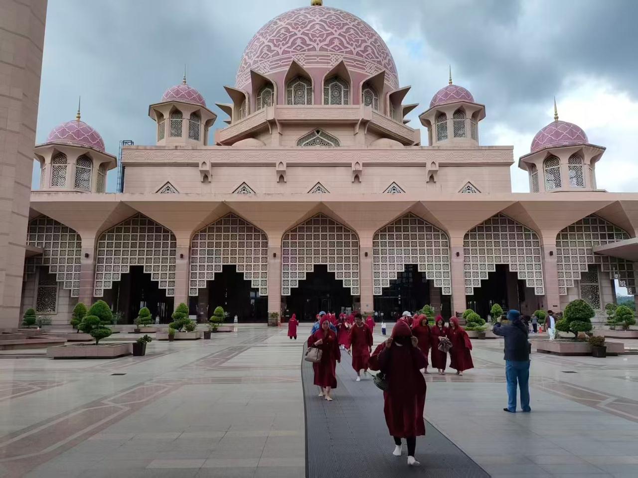 今天我分享一下随便拍的花，不是植物的花，而是人工建筑的花！它是马来西亚吉隆坡著名