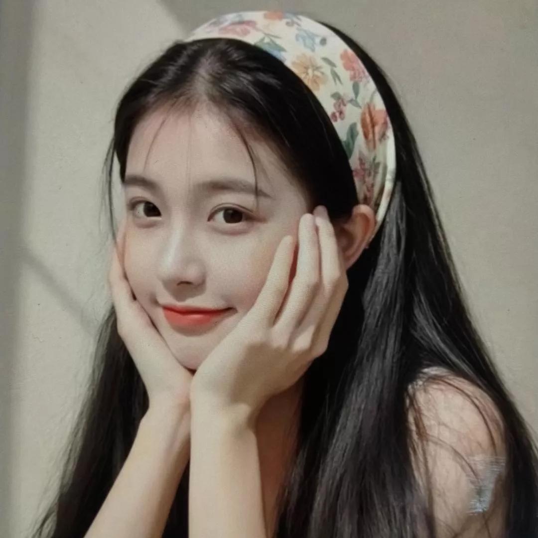 温柔笑靥，花海中的精灵梦幻粉色的花海 甜粉花漾少女 粉嫩春日花海 温柔花漾少女 