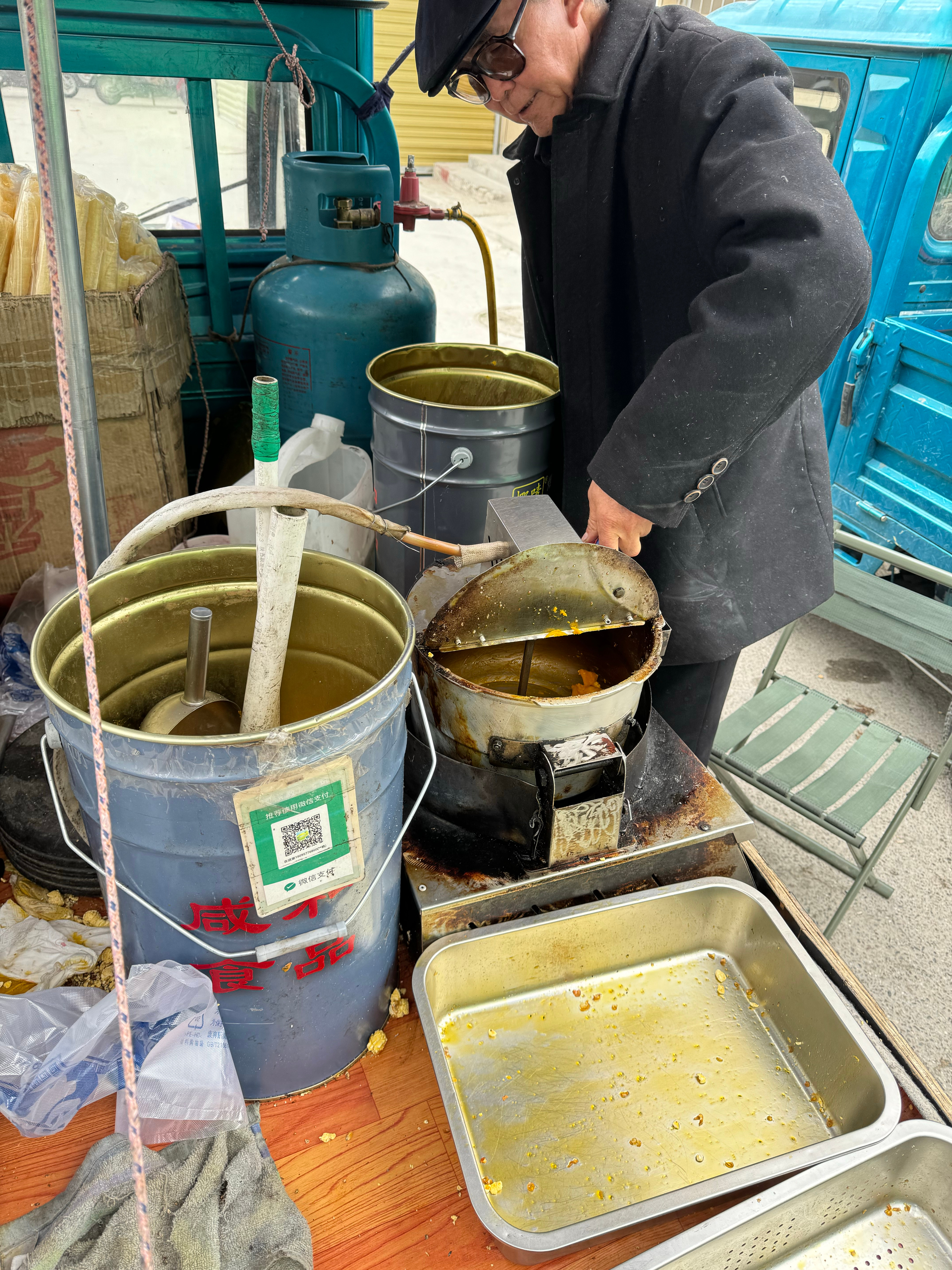 很帅的老爷爷给打的爆米花这么一大口袋10块钱[泪]平时三十四吃的又算什么最后倒进