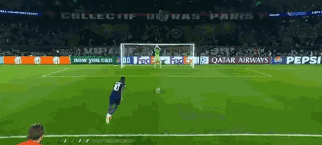 上半场结束前，登贝莱主罚点球破门，帮助巴黎取得3-2领先。巴黎圣日耳曼vs拜仁欧