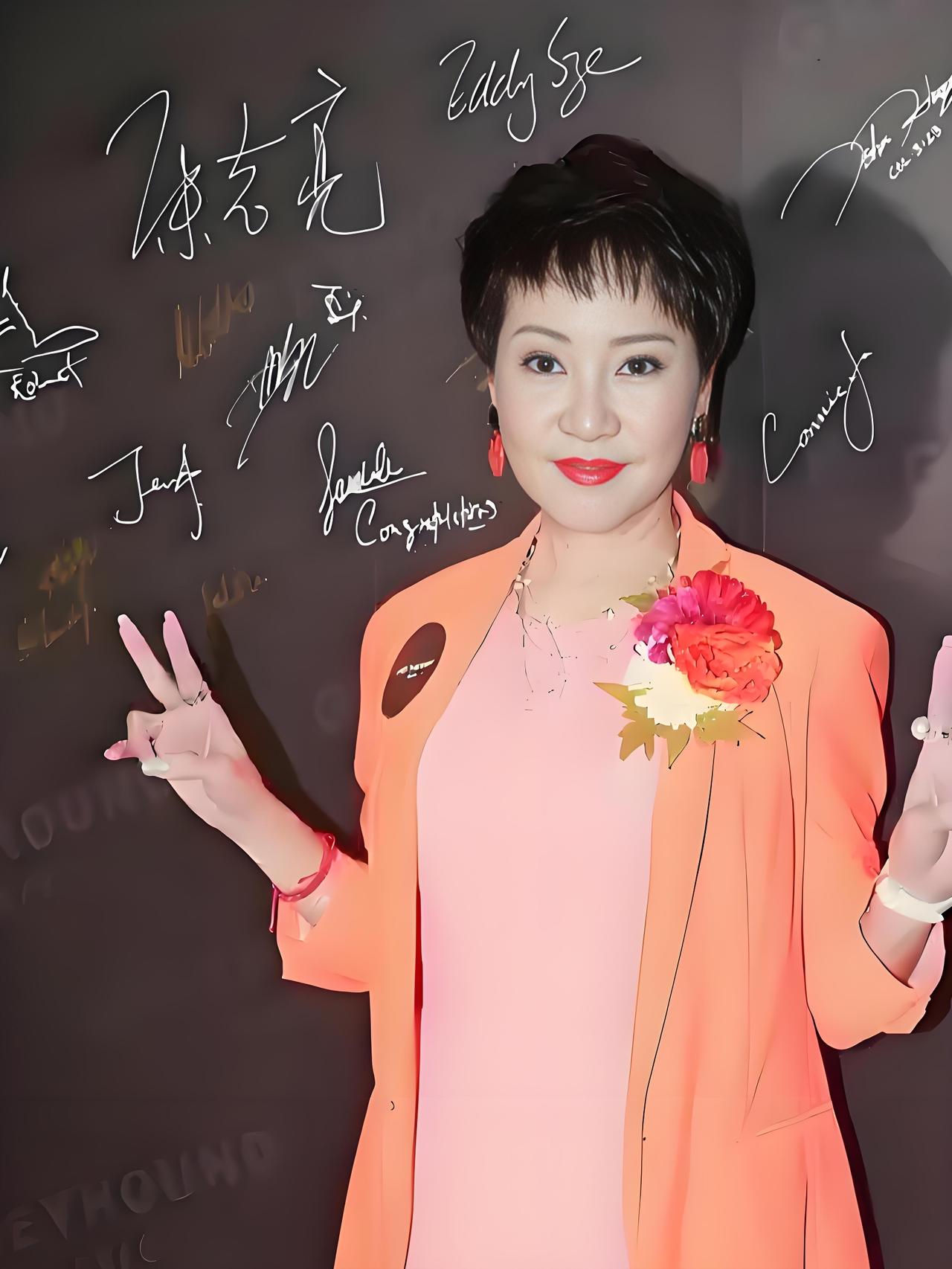 主持人问狄波拉，你跟两个孙子关系好吗？狄波拉说，关系好，他们被教育的很好，非常有