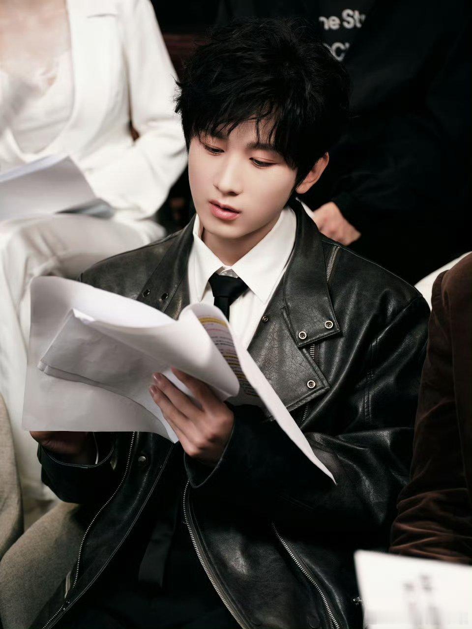 M成毅长安二十四计cy成毅谢淮安成毅，你是远方的风景，我是游走的旅人，我翻山越岭