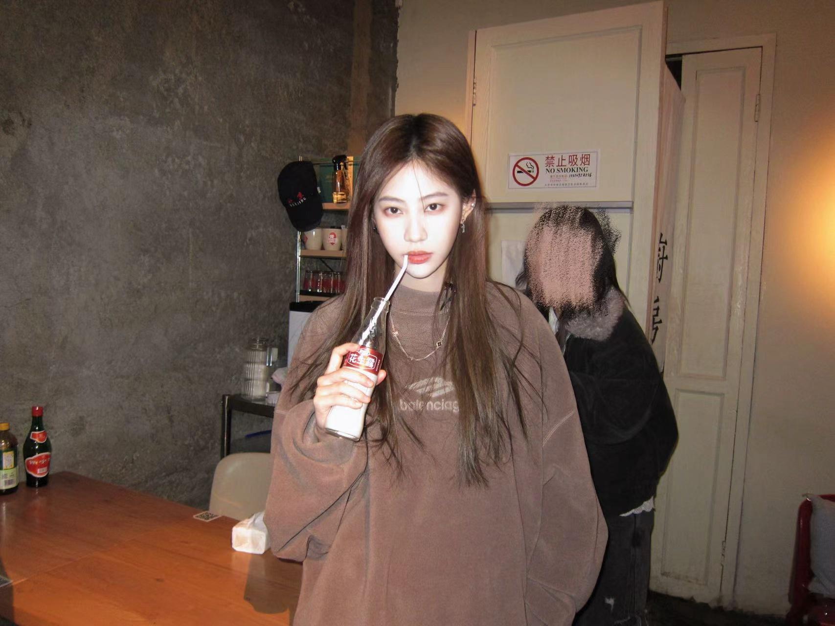 袁一琦抗冻日记plog袁一琦抗冻日记plog来啦！棕色卫衣搭配牛仔裤简单随性，