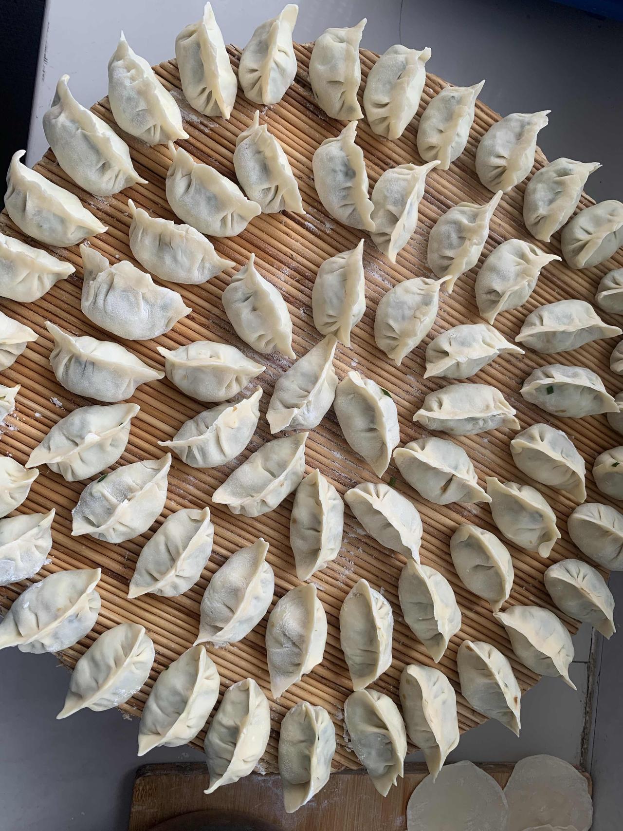 今天我们这里下了一天的雨，我没能出去买菜，家里只剩下土豆洋葱。下午四点，我下楼看