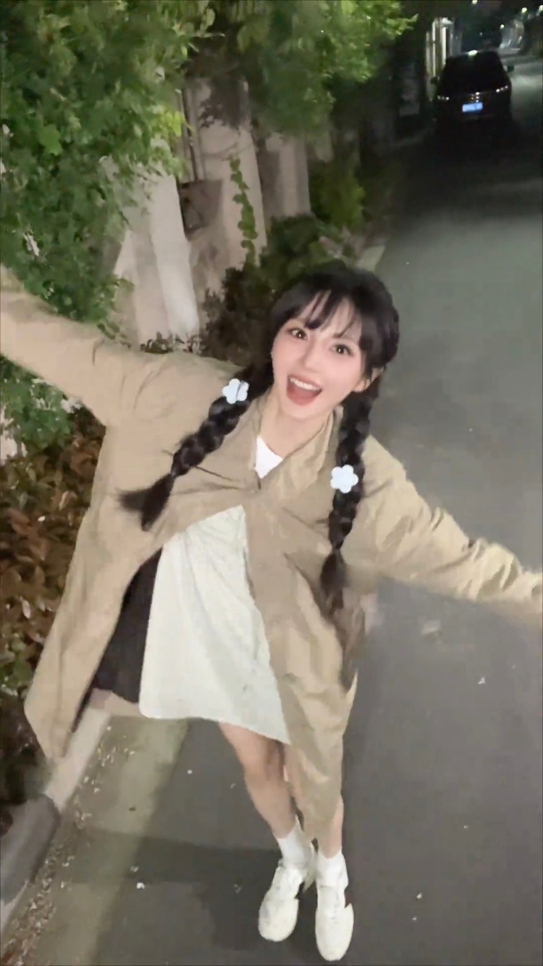 薇薇萌神转着圈圈就来了田曦薇花墙前转圈圈 谁点的田曦薇女友视角