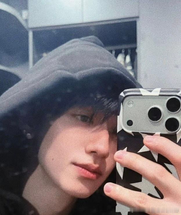 朱志鑫 纹身朱志鑫真的是那种会乖乖的仔仔细细把衣服裤子全部挂好的那种爱干净的乖宝