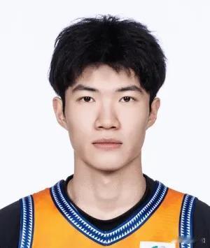 今天这场比赛最后几分钟，也是暴露出了上海队目前唯一的短板，那就是上海队国产一号位