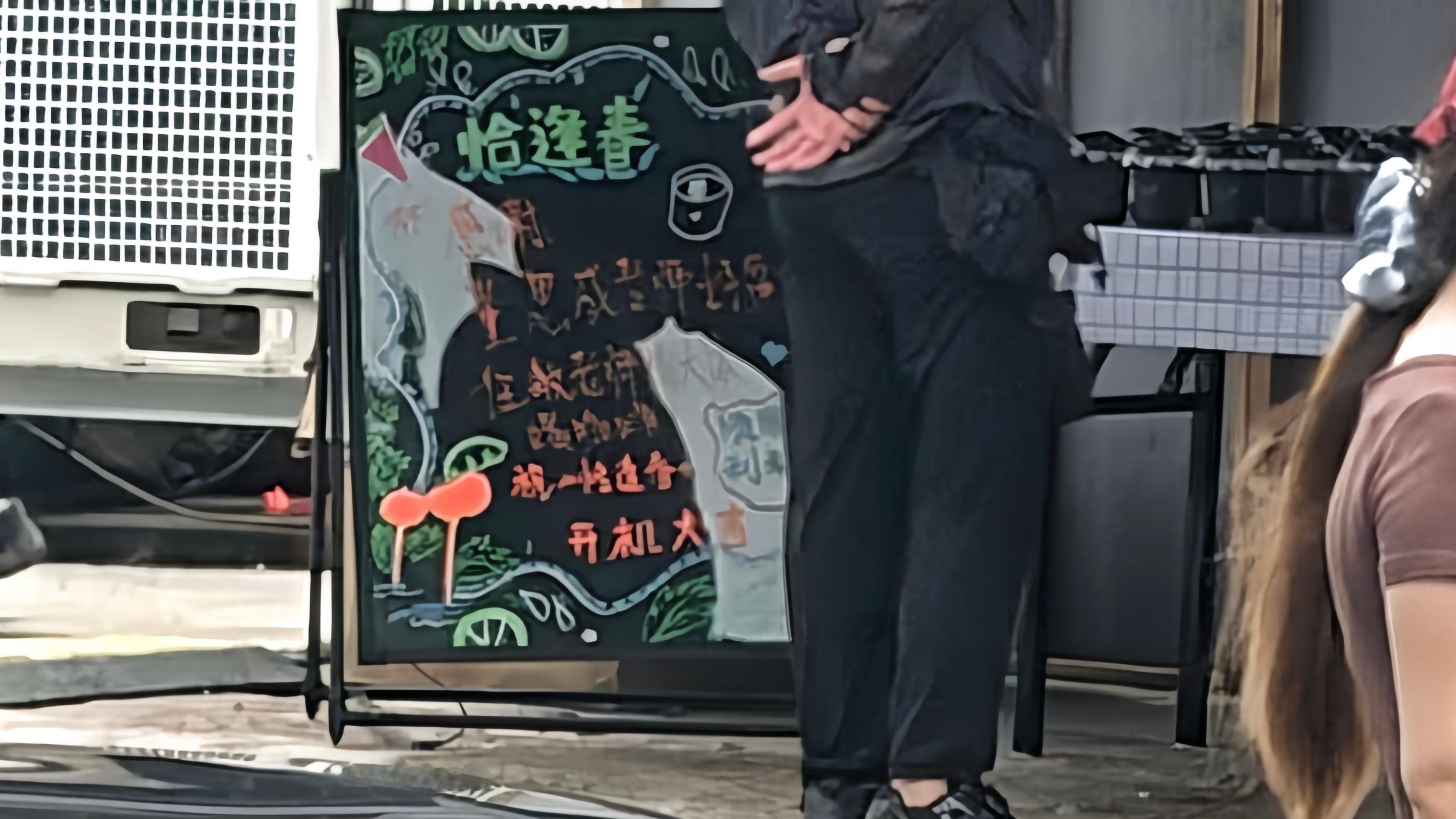 又请咖啡女孩手一挥说要包了师哥一天的餐食(bushi 